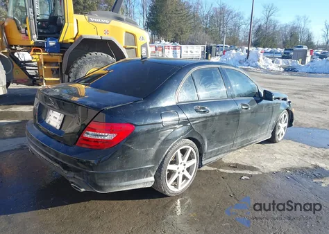 2013 Mercedes-Benz C 300 Sport 4Matic z USA, uszkodzony, nr VIN WDDGF8ABXDA756257